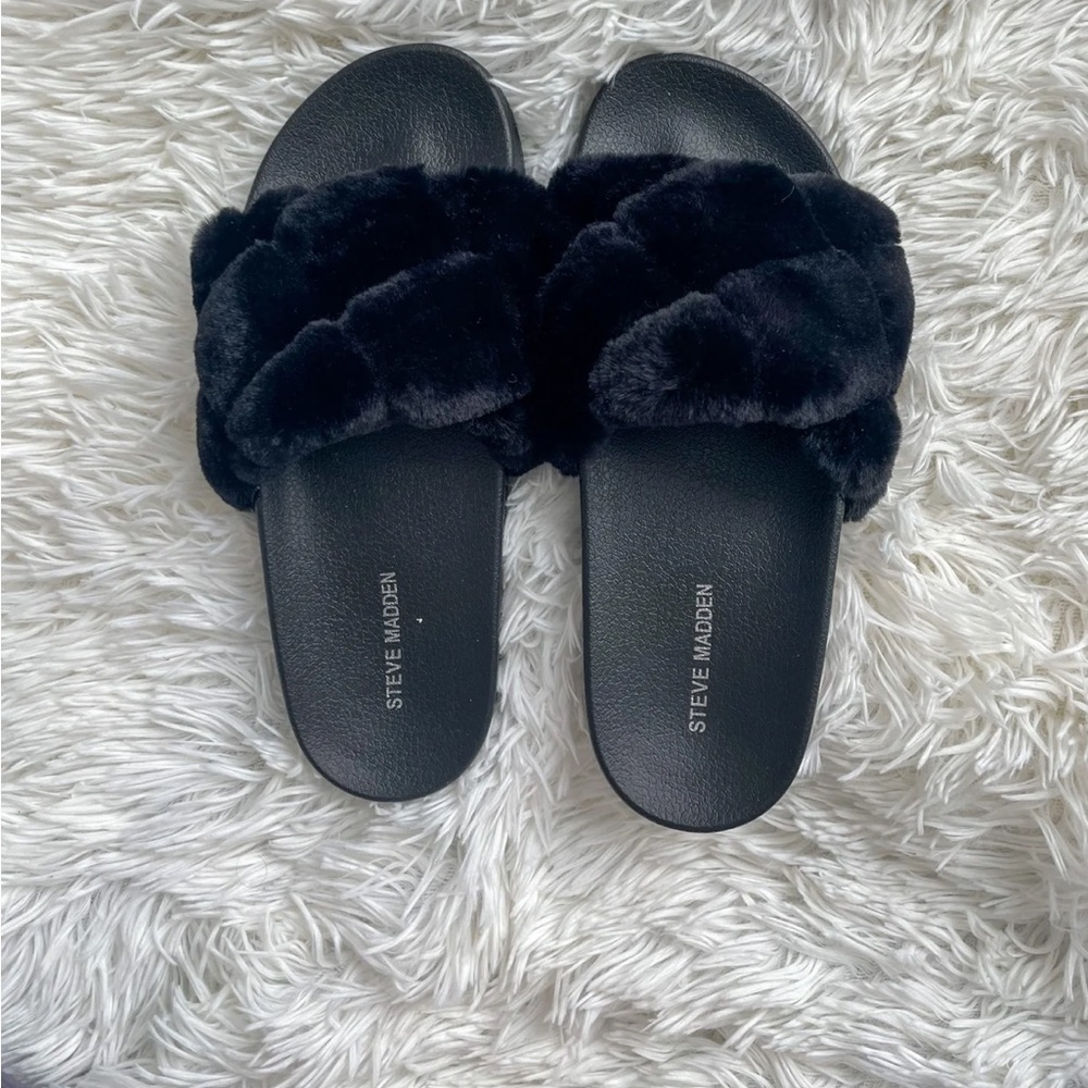 Women’s Steve Madden Black furry slides marked a 7 size up so sizing as a 6